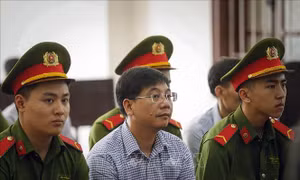 Vụ gian lận điểm thi tại Hòa Bình: Bị cáo Khương Ngọc Chất và Nguyễn Quang Vinh chối tội