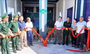 Bàn giao nhà tình nghĩa cho hộ gia đình khó khăn khu vực biên giới