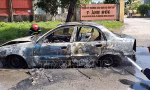 Xe 4 chỗ bị cháy rụi không rõ nguyên nhân khi đang đậu ven đường