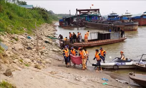 Khẩn trương tìm kiếm nạn nhân trong vụ chìm tàu trên sông Hồng