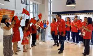 Olympic 2024: Cổ động viên Việt Nam 'tiếp lửa' cho đoàn Thể thao Việt Nam