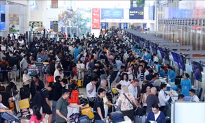 Sân bay Nội Bài đông nghẹt người chiều mùng 5 Tết