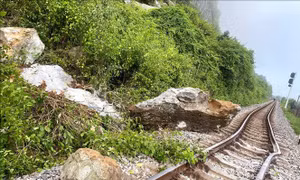 Đá lăn gây ách tắc đường sắt Bắc - Nam qua Quảng Trị