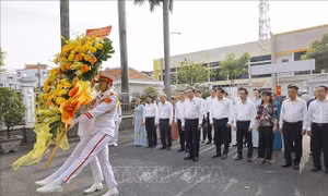 Chủ tịch Quốc hội dâng hương tại Di tích lịch sử văn hóa quốc gia Dinh quận Hóc Môn