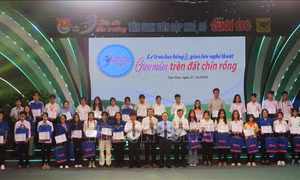 Trao học bổng 'Tiếp sức đến trường' cho 111 tân sinh viên vượt khó