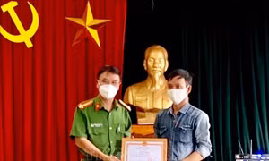 Khen thưởng công dân dũng cảm khống chế đối tượng truy nã đặc biệt