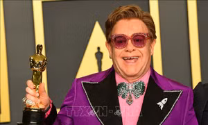 Danh ca Elton John lùi thời điểm lưu diễn do vấn đề sức khỏe