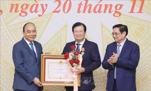 Trao tặng khen thưởng, quyết định nghỉ hưu cho 10 đồng chí Ủy viên Trung ương Đảng khóa XII