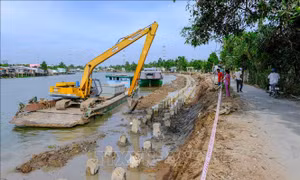 Đẩy nhanh tiến độ các công trình kè chống sạt lở sông Ô Môn