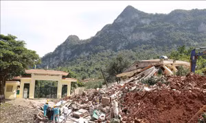 Thăm, động viên cán bộ, chiến sĩ và nhân dân Quảng Bình bị thiệt hại do mưa lũ