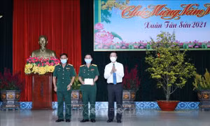 Thường trực Ban Bí thư thăm, chúc Tết cán bộ, chiến sỹ Sư đoàn 9, Quân đoàn 4