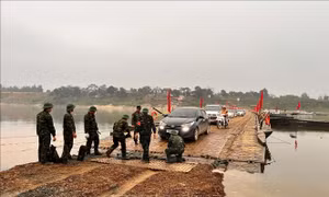 Tạm dừng khai thác cầu phao qua sông Lô để bảo đảm an toàn giao thông