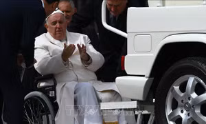 Giáo hoàng Francis nhập viện