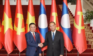 Thường trực Ban Bí thư Trần Cẩm Tú hội đàm với Thường trực Ban Bí thư Trung ương Đảng NDCM Lào