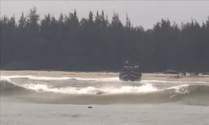 Kịp thời cứu nạn 11 ngư dân cùng tàu cá bị mắc cạn trên biển