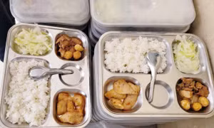 Bữa ăn bán trú ở Hà Nội: Cần giám sát chặt ngay từ đầu năm học