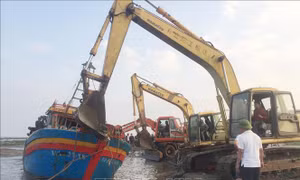 Trục vớt thành công tàu cá mắc cạn tại cửa Lạch Vạn