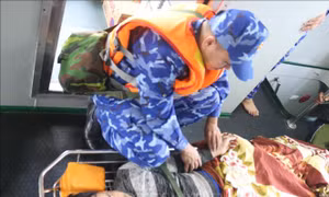 Cứu hộ kịp thời một ngư dân bị tai biến trên biển