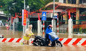 Công an Hà Nội túc trực tại các 'điểm nóng' ngập lụt hỗ trợ người dân