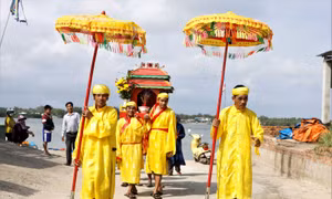 Đô thị hóa 'vây' không gian văn hóa làng biển