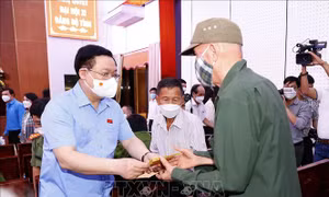 Chủ tịch Quốc hội thăm gia đình chính sách, trao quà và chúc Tết tại tỉnh Bến Tre