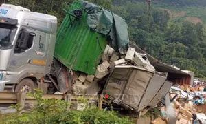 Xe đầu kéo lật đè vào xe tải nhỏ làm 1 người tử vong