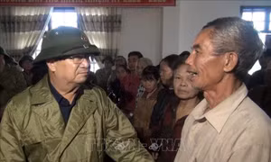 Phó Thủ tướng Trịnh Đình Dũng thăm, động viên người dân vùng lũ Quảng Bình