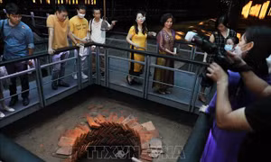 Tour đêm 'Giải mã Hoàng thành Thăng Long'