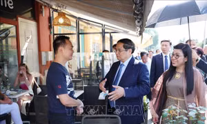 Thủ tướng Phạm Minh Chính thăm gia đình người Việt Nam tại Pháp