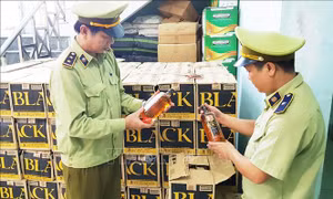Bắt quả tang vụ vận chuyển hơn 3.100 chai rượu ngoại nhập lậu 