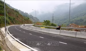 Cảnh sát giao thông kịp thời giúp thiếu niên lang thang trên cao tốc trở về với gia đình