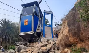 Ba cabin cáp treo đâm vào nhau tại địa điểm hành hương nổi tiếng ở Ấn Độ