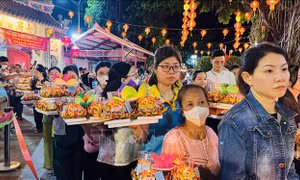 Thả 3.400 hoa đăng trên sông Đồng Nai mừng 340 năm kiến lập chùa Ông