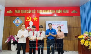 Tuyên dương hai học sinh dũng cảm cứu người đuối nước