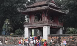 Nhanh chóng trao trả tài sản bị thất lạc cho du khách Pháp tham quan Văn Miếu - Quốc Tử Giám