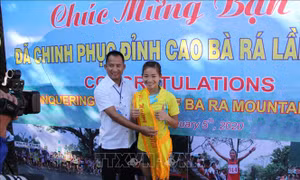 'Cô gái vàng' Nguyễn Thị Oanh đoạt giải 'Nữ hoàng leo núi' Bà Rá