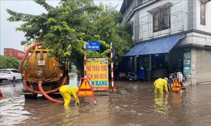 Hà Nội: Xuất hiện nhiều điểm ngập sau cơn mưa giữa trưa