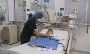 Bé trai 34 tháng tuổi nguy kịch vì uống tăng liều thuốc hạ sốt