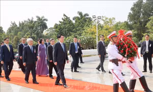 Chủ tịch nước Lương Cường dâng hoa tưởng niệm Chủ tịch Kaysone Phomvihane