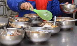 Hiệu trưởng từ chức sau phản ánh về chất lượng bữa ăn bán trú