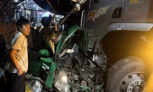 Ô tô tải đâm taxi trên đường Hồ Chí Minh, ba người thương vong