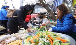 Mùng 3 Tết, nhiều mặt hàng thực phẩm, hoa tươi đã 'hạ nhiệt'
