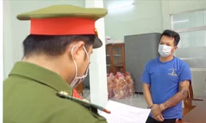 Khởi tố, bắt tạm giam con bạc tấn công cán bộ công an xã