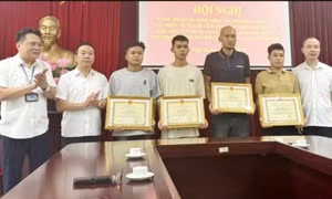 Khen thưởng 4 công dân dũng cảm cứu người trong vụ cháy ở phố Trung Kính