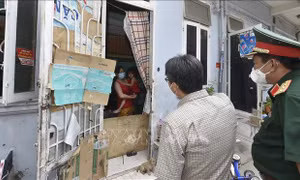Phó Thủ tướng Vũ Đức Đam gặp gỡ người dân thuê trọ ở quận Gò Vấp