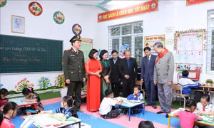 Bộ Công an trao tặng nhà bán trú cho Trường tiểu học Pa Tần