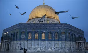 Các thánh địa tại Jerusalem mở cửa trở lại, trên 100.000 tín đồ Hồi giáo dự lễ cầu nguyện