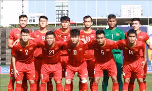 Bộ trưởng Nguyễn Ngọc Thiện động viên tinh thần U22 Việt Nam trước trận bán kết