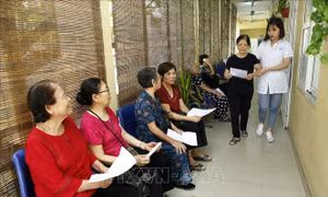 Thích ứng với già hóa dân số - Bài 1: Tập trung chăm sóc sức khỏe người cao tuổi 