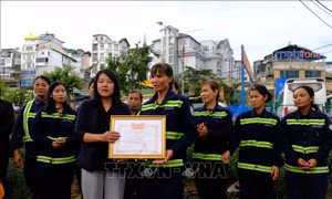 Khen thưởng nữ công nhân môi trường trả lại gần 100 triệu đồng cho du khách